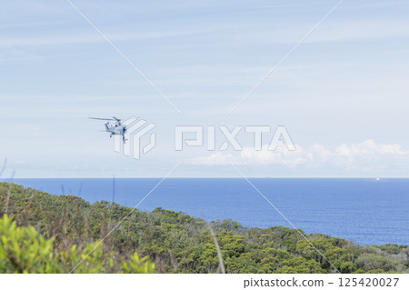 A helicopter rescues people from the mountains 125420027