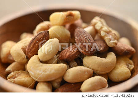 Mixed nuts 125420282
