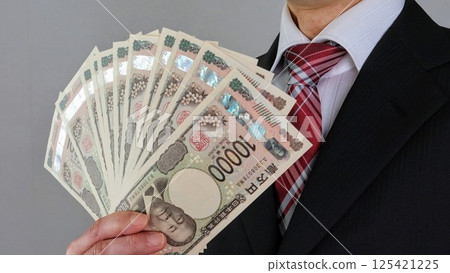 商人持有新版日本 10,000 日元鈔票 125421225