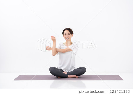 做瑜珈的中年婦女 125421353