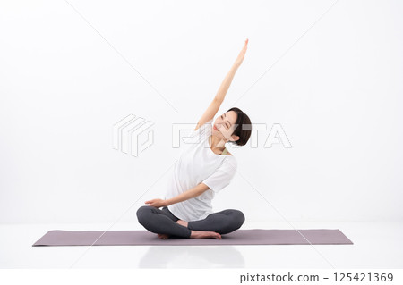 做瑜珈的中年婦女 做瑜珈的中年婦女 125421369