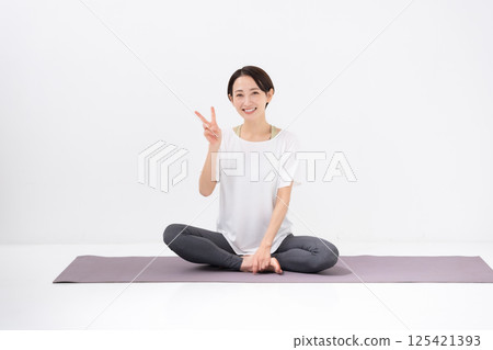 Woman doing yoga, middle piece 125421393