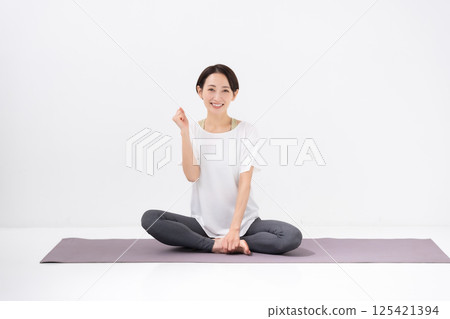 做瑜珈的中年婦女，握拳姿勢 125421394