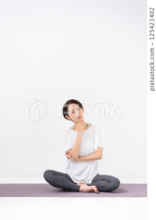做瑜珈的中年婦女，憂心忡忡 125421402