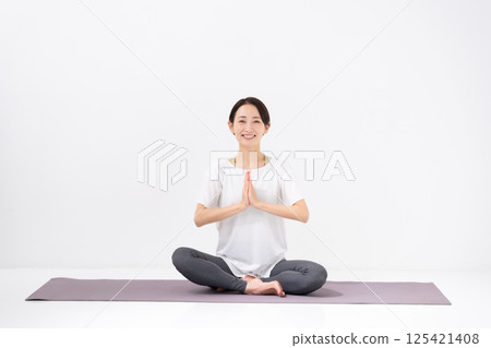 Woman doing yoga, middle-aged 125421408