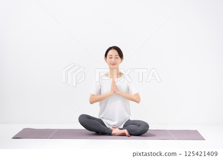 做瑜珈的中年婦女 125421409