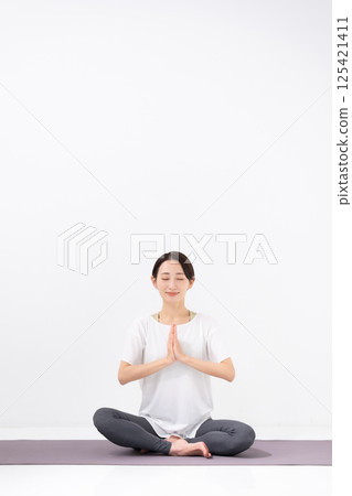 做瑜珈的中年婦女 125421411