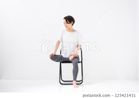 做椅子瑜珈的中年婦女 125421431