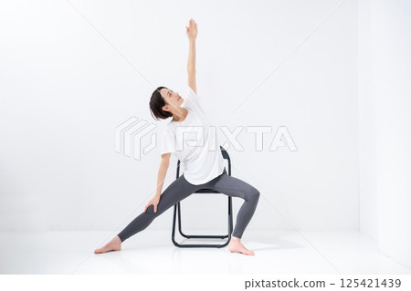 做椅子瑜珈的中年婦女 125421439