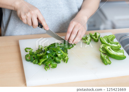 Image of cutting peppers (stock photo) 125421669