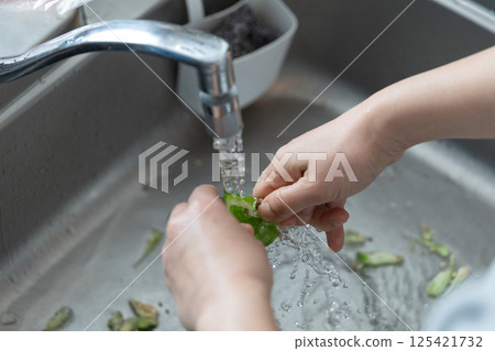 去除辣椒籽的圖片（庫存照片） 125421732