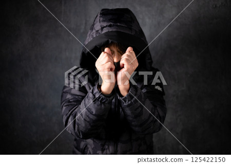 一名戴著深兜帽的男子 一名戴著深兜帽的男子 125422150