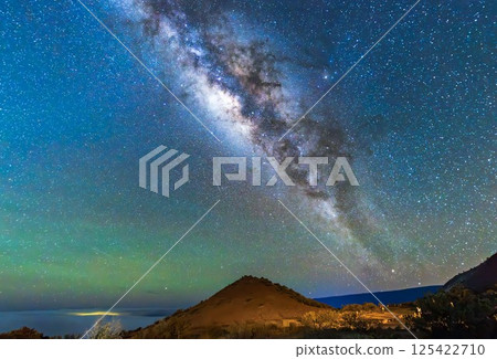 夏威夷假期：從夏威夷大島的莫納克亞山欣賞壯麗的銀河 125422710