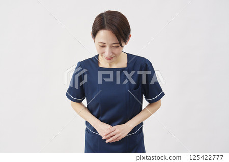 女美容護理師鞠躬白色背景 125422777