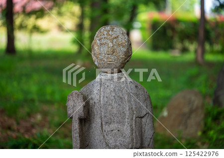 Jizo with a simple face 125422976