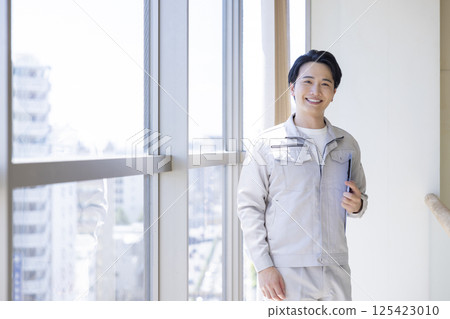 Portrait of a man wearing work clothes 125423010
