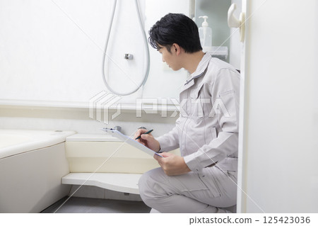 住宅銷售：一名男子檢查浴室 125423036