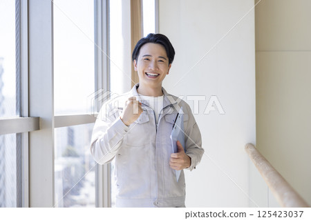 Portrait of a man wearing work clothes 125423037