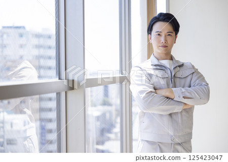 一名身穿工作服的男子的肖像 125423047