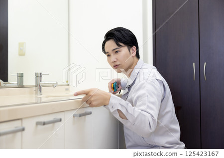 房屋銷售：一名男子正在檢查浴室 125423167