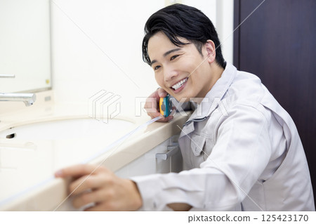 房屋銷售：一名男子正在檢查浴室 125423170