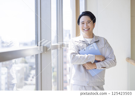 一名身穿工作服的男子的肖像 125423503