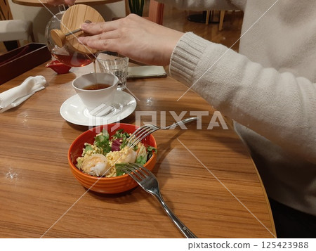 茶，手拿著茶壺 125423988