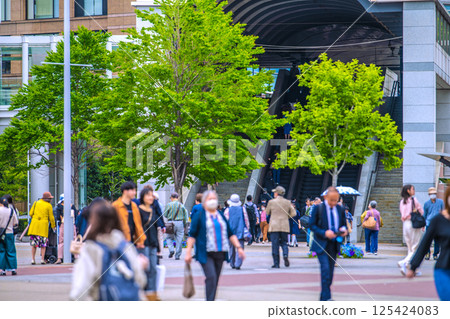Tokyo cityscape in Japan: It's humid... Sakuragicho Station front... Why are there more and more elderly people wearing masks? = April 24th 125424083