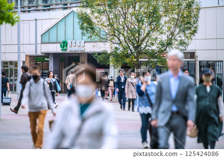 Tokyo cityscape in Japan: It's humid... Sakuragicho Station front... Why are there more and more elderly people wearing masks? = April 24th 125424086
