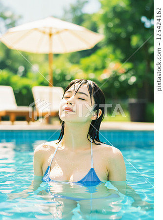 身穿比基尼的女子在度假村泳池放鬆 125424162