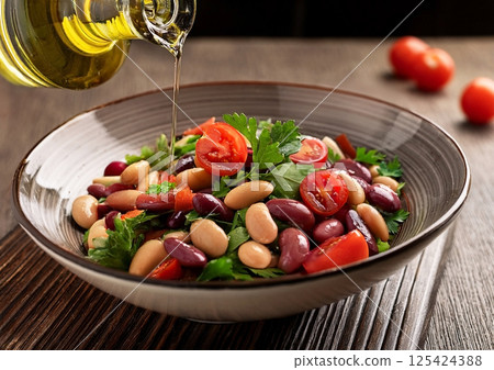 Tomato and bean salad 125424388