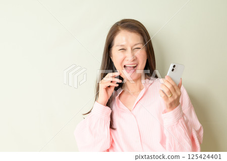 拿著智慧型手機的資深婦女 125424401