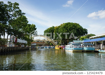 View of the Melaka River and a river cruise in the World Heritage city of Melaka in Malaysia 125424479