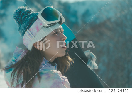 snowboarder, snowboard, snowboarding 125424533