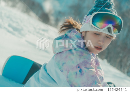 snowboarder, snowboard, snowboarding 125424541