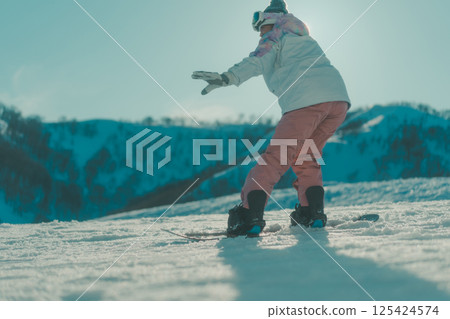 snowboard, snowboarding, female 125424574