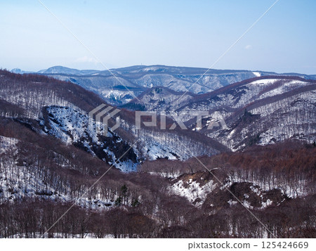 從青森城倉大橋眺望的雪山與森林的春天風景 125424669