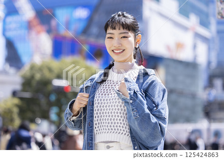 街拍年輕女子肖像 125424863