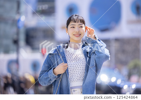 Street Snap Young Woman Portrait Street Snap Young Woman Portrait 125424864