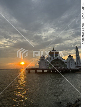 馬來西亞世界遺產城市馬六甲的馬六甲海峽清真寺和日落 125425046