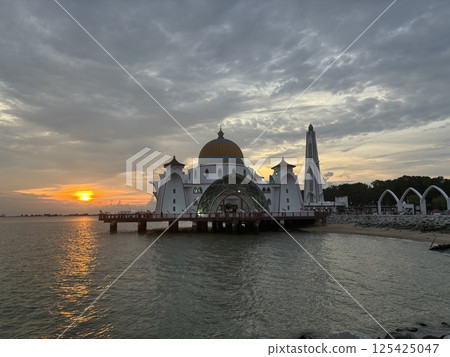 馬來西亞世界遺產城市馬六甲的馬六甲海峽清真寺和日落 125425047