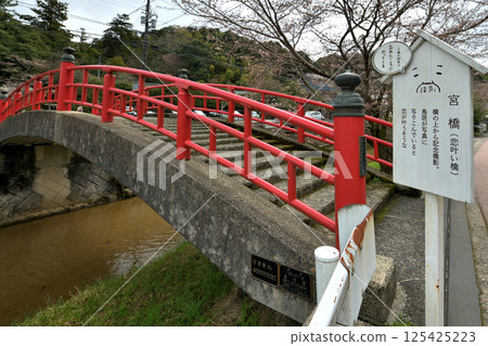 The red bridge of Tamasakuyu Shrine, Miyabashi (Love Comes True Bridge) during cherry blossom season The red bridge of Tamasakuyu Shrine, Miyabashi (Love Comes True Bridge) during cherry blossom season 125425223
