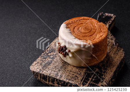 Round sweet New York roll croissant with pistachio cream filling 125425230