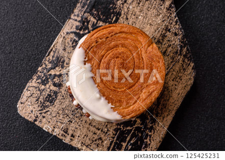 Round sweet New York roll croissant with pistachio cream filling 125425231