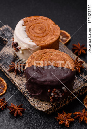 Round sweet New York roll croissant with chocolate cream filling 125425283