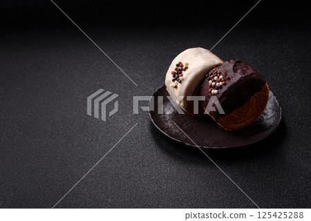 Round sweet New York roll croissant with chocolate cream filling 125425288