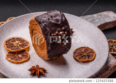 Round sweet New York roll croissant with chocolate cream filling 125425388