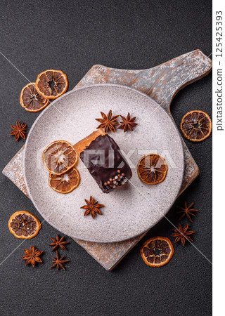 Round sweet New York roll croissant with chocolate cream filling 125425393