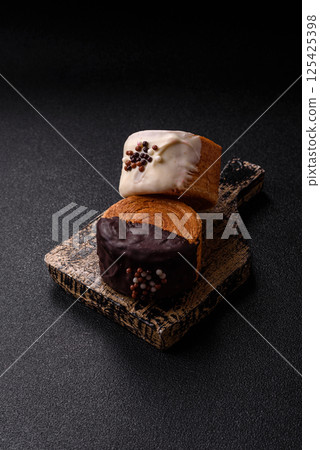 Round sweet New York roll croissant with chocolate cream filling Round sweet New York roll croissant with chocolate cream filling 125425398