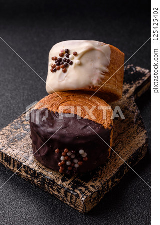 Round sweet New York roll croissant with chocolate cream filling 125425402